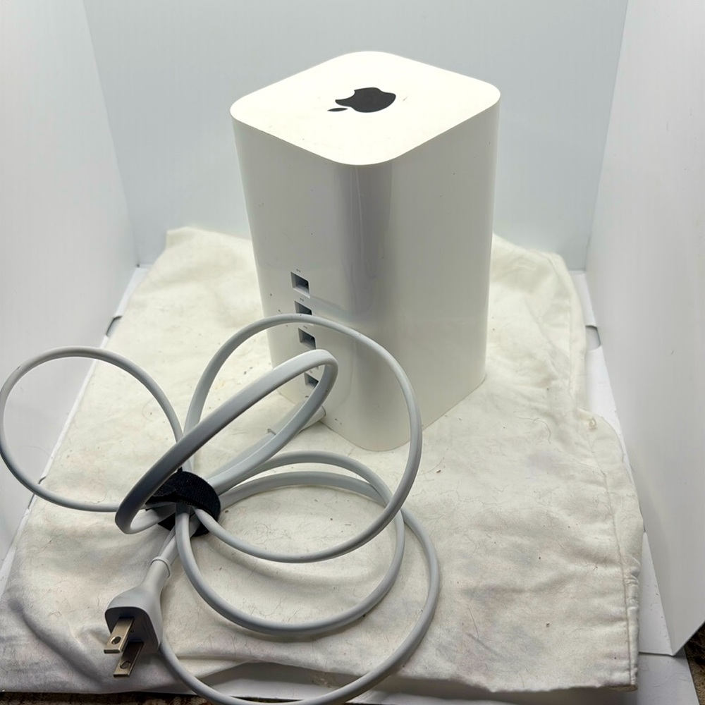 Apple AirPort Extreme Base Station With Cord